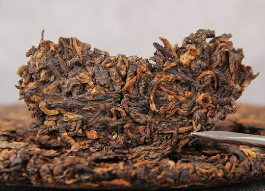 2006 Lao Ban Zhang Alter Baum Gereifter Pu-Erh Kuchen 357g